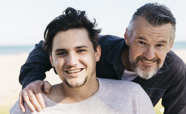 padre-e-hijo-juntos-en-la-playa